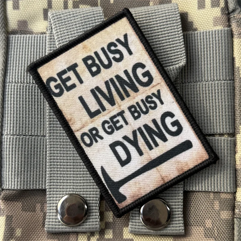 Parche estampado "GET BUSY LIVING OR GET BUSY DYING", insignia de moral táctica, gancho y bucle, mochila, decoración de ropa, pegatina, brazalete - imagen 5