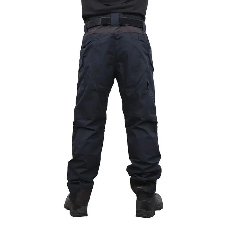 Un hombre con pantalones negros y una camisa