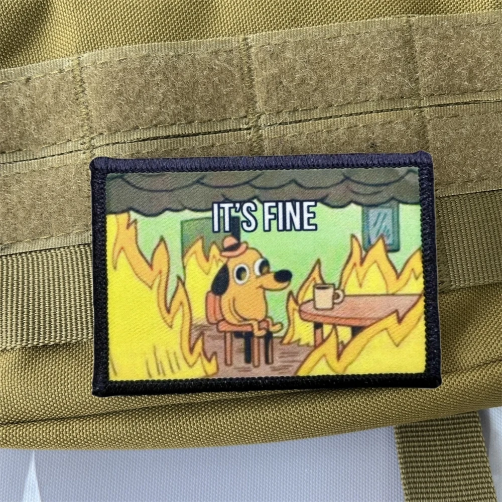 It's Fine Meme moral insignia impresa parches tácticos un perro beber café brazalete mochila pegatinas de gancho y bucle - imagen 3
