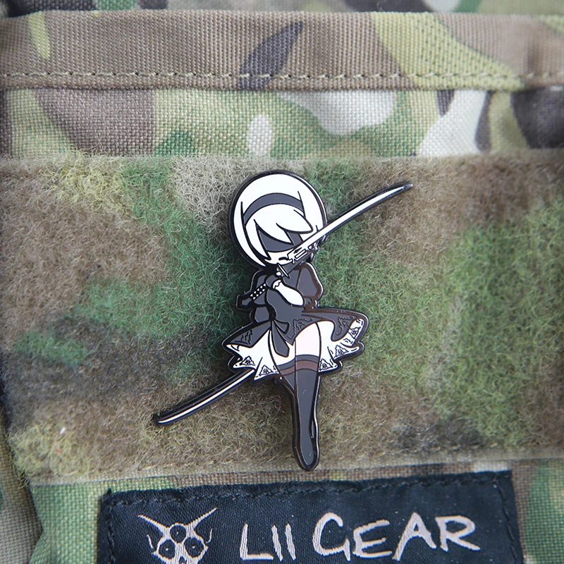 Paquete de chica joven insignia de moral Nier Machinery Era 2B dibujos animados de Metal creativo y encantador parche de gancho y bucle bolsa pegatinas tácticas - imagen 3