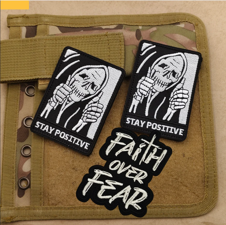 Accesorios para bolsa al aire libre, fe sobre el miedo, citas positivas, insignia de moral, mochila, chaqueta DIY, parche de gancho y bucle - imagen 2