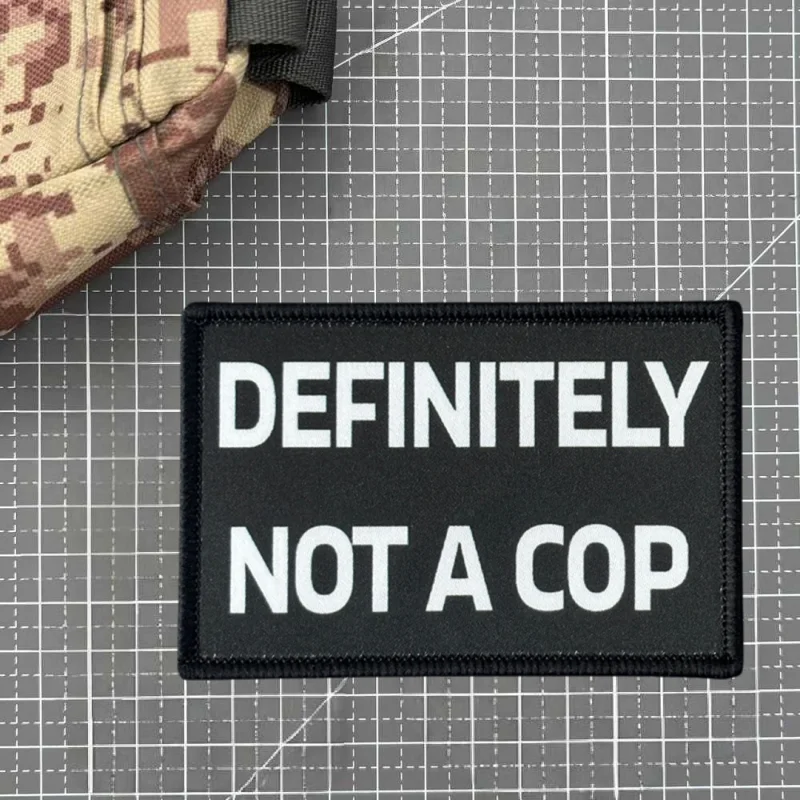 Parche táctico con lema Definitivamente No Soy Policía para brazalete - imagen 3
