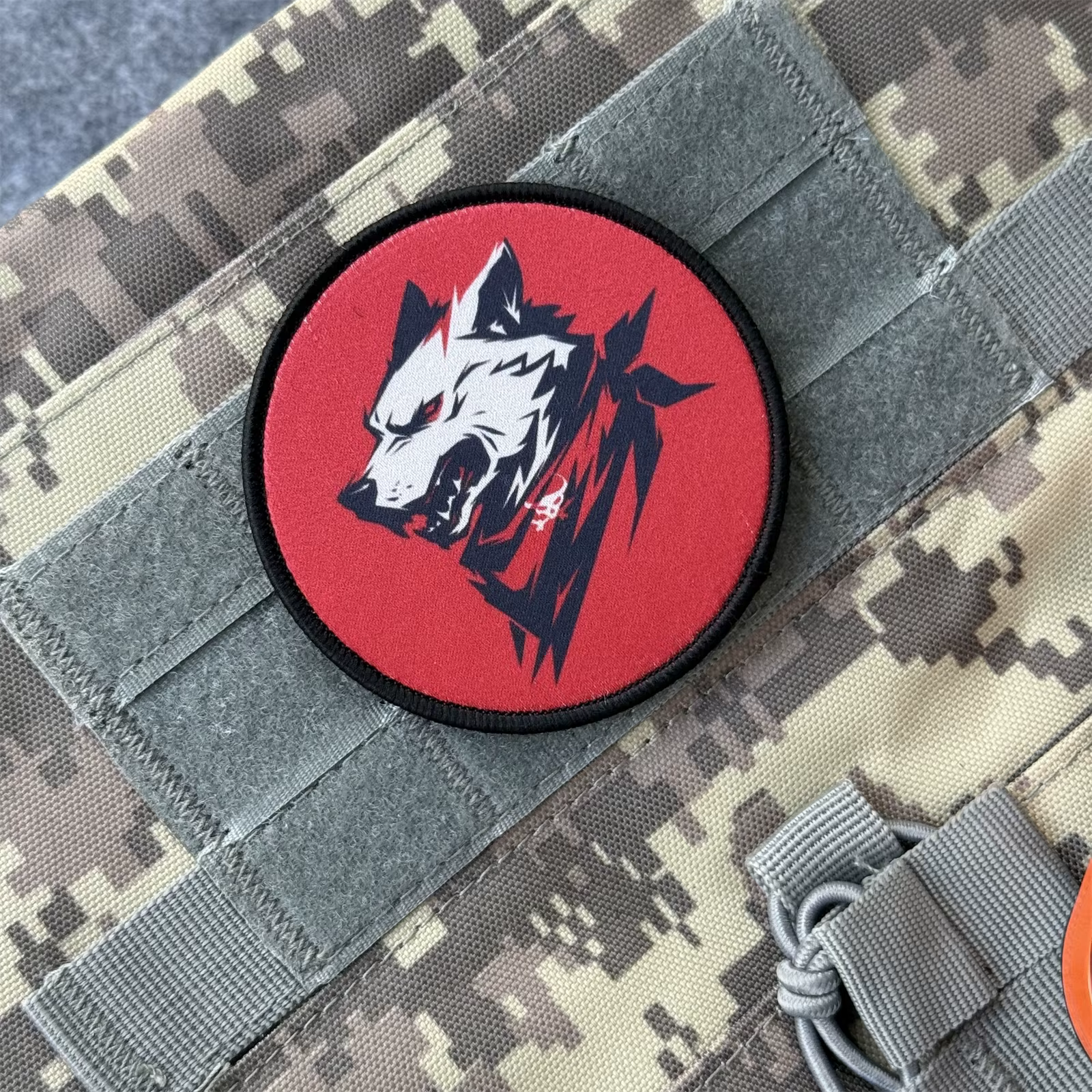Parche táctico lobo ojos rojos – Velcro para mochila o chaqueta