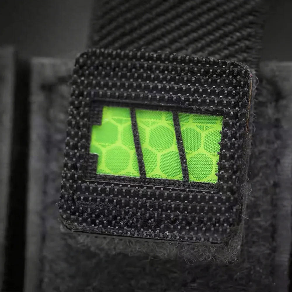Brazalete táctico de nailon con parche reflectante de doble cara con batería para decoración de ropa y mochila de 1 pulgada - imagen 3