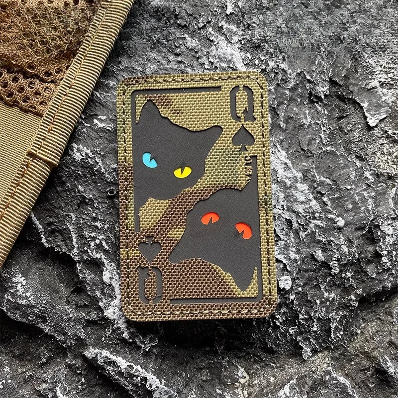 Parche de ojo de gato Poker Spades Q, gancho y bucle, brazalete reflectante IR, mochila táctica militar para exteriores, insignia de moral, pegatina de tela - imagen 3