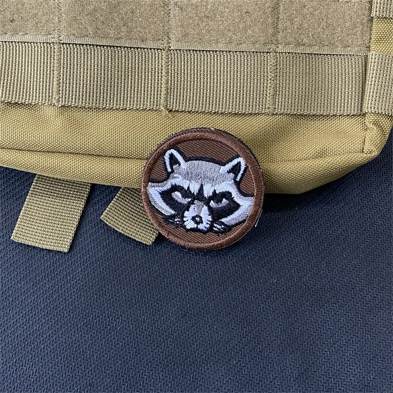 Parche bordado de mapache enfadado, insignia de moral táctica, pegatina de la patrulla de mapache, apliques de gancho y bucle para ropa, parches de mochila - imagen 2