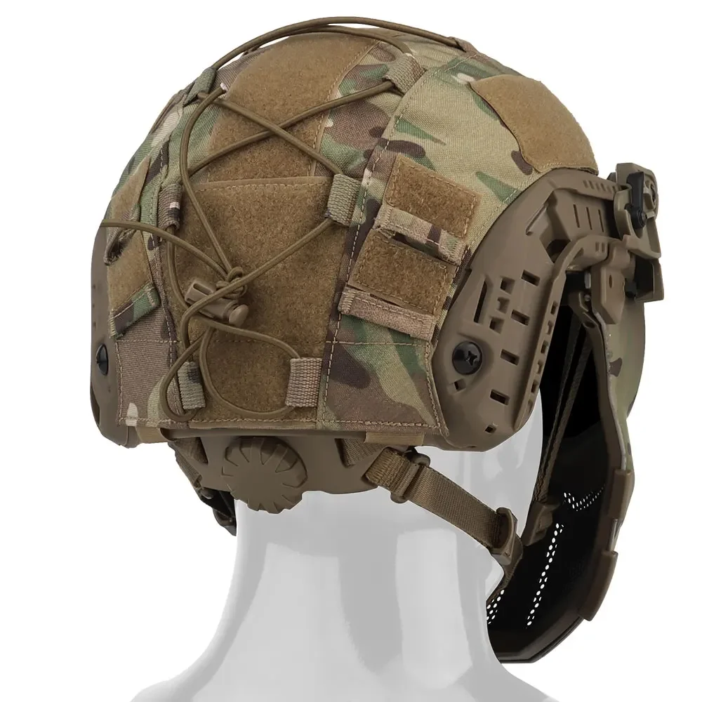 Un casco de camuflaje con un auricular conectado