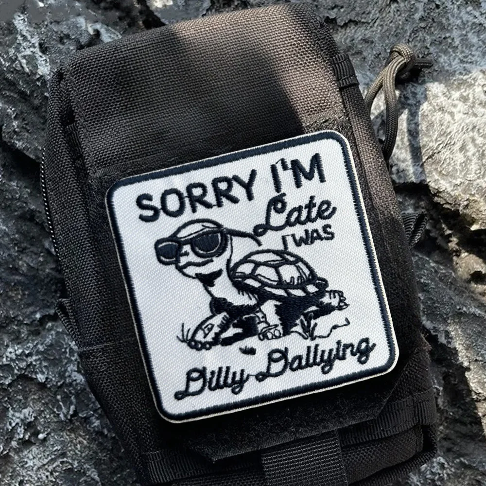 Lousa, llegué tarde, era Dilly Dallying, parches tácticos de moral, bonito parche de gancho y bucle de tortuga, insignia militar, brazalete, pegatinas para mochila - imagen 4