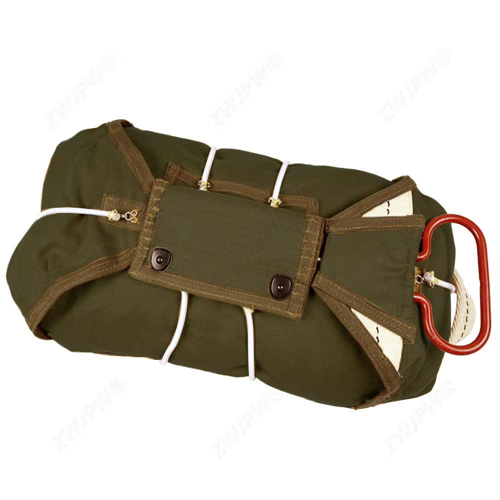 Mochila táctica vintage americana vista frontal con correas y hebillas militares