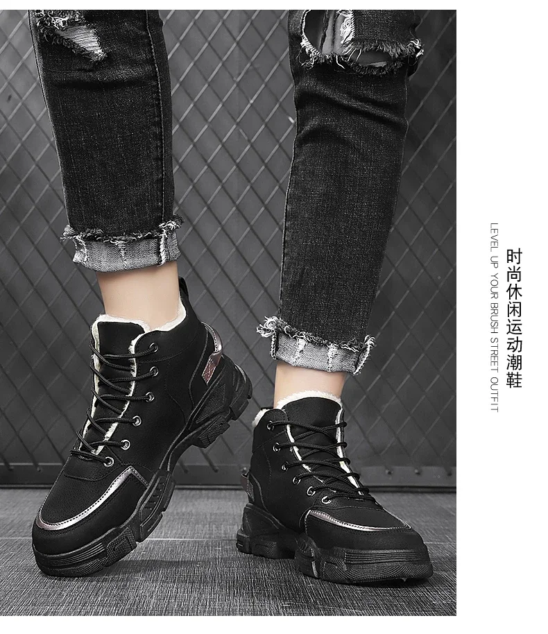 Una mujer con zapatos negros con cordones blancos