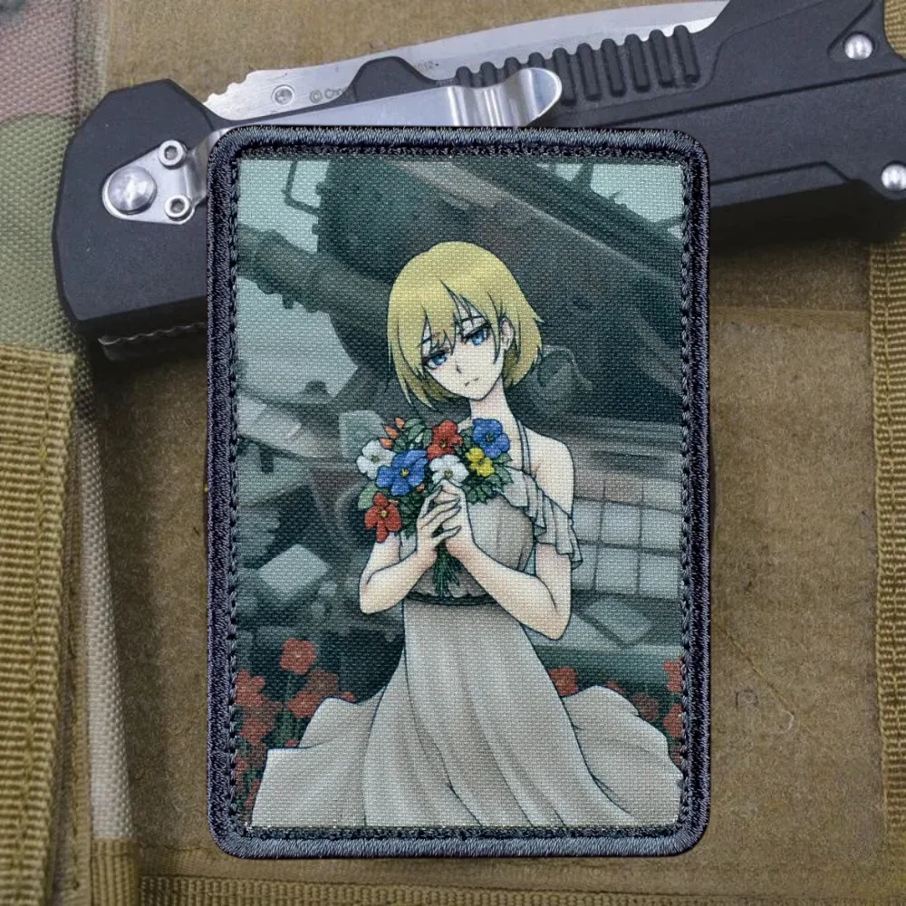 Insignia de moral con gancho y bucle impreso "Flores", parches tácticos de la chica sosteniendo flores, emblema, pegatinas para mochila de combate militar - imagen 4