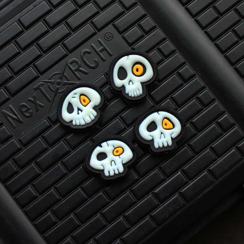 Mini insignia de moral de esqueleto de goma de cuatro piezas, parches de PVC para ropa, pegatinas luminosas, parche de gancho y bucle, brazalete para mochila