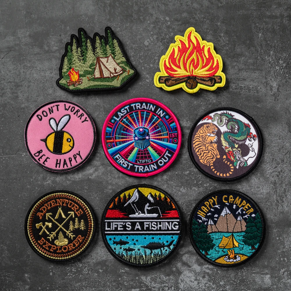 Nuevo brazalete completamente bordado personalizado y creativo, insignia de moral de viaje para acampar escénica, parche de gancho para mochila Happy Bee DIY - imagen 3