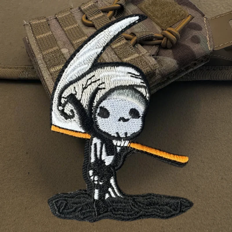 Parche bordado 3D Little Grim Reaper, insignia de moral táctica con gancho y bucle, pegatinas decorativas para mochila, parches para brazalete para ropa - imagen 5