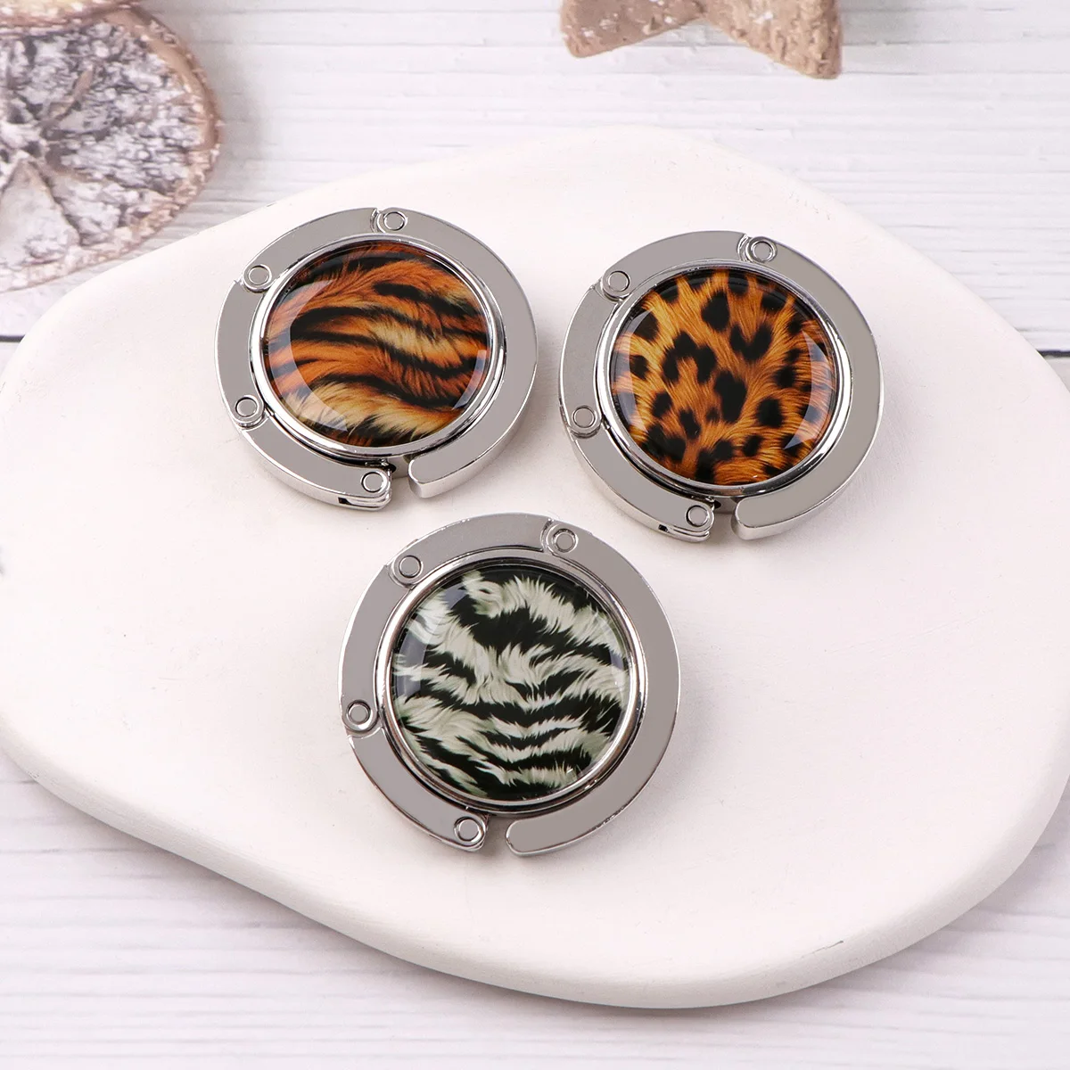 Ganchos para bolsos con estampado de leopardo, soportes plegables de Metal para bolsas de mesa, perchas portátiles para monedero, accesorios de piezas únicas, ganchos antideslizantes