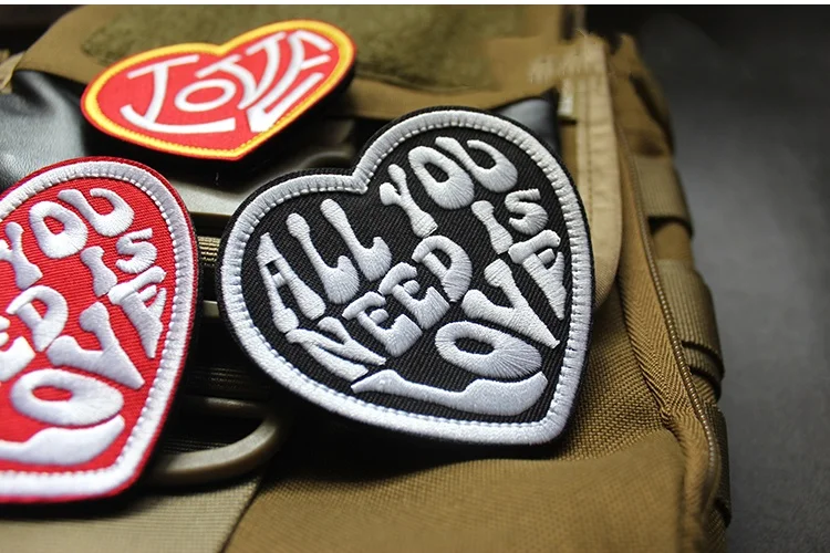Todo lo que necesitas es amor parches bordados con respaldo de gancho para ropa, insignias de moral para chaquetas, Jeans, bolsos y más - imagen 3