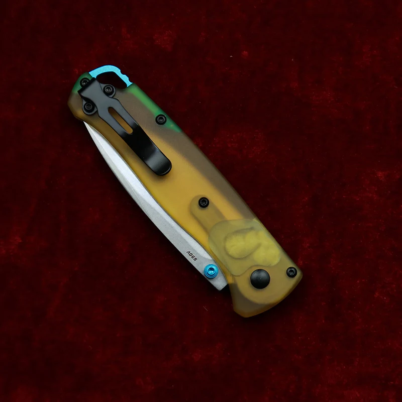 Comparativa del cuchillo junto a una regla que muestra sus dimensiones exactas