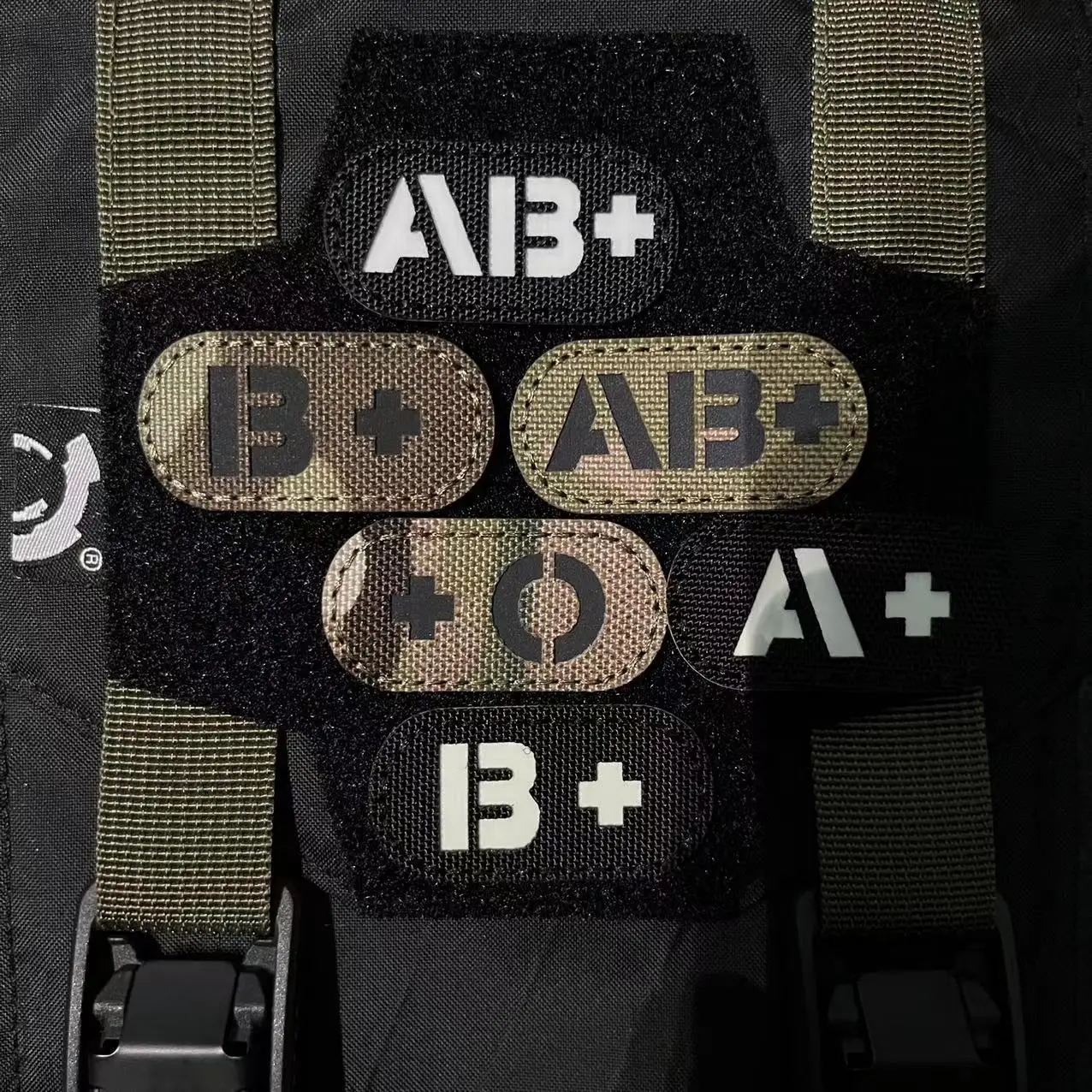 Insignia tipo sangre de camuflaje, parche para brazalete que brilla en la oscuridad con corte láser - imagen 2