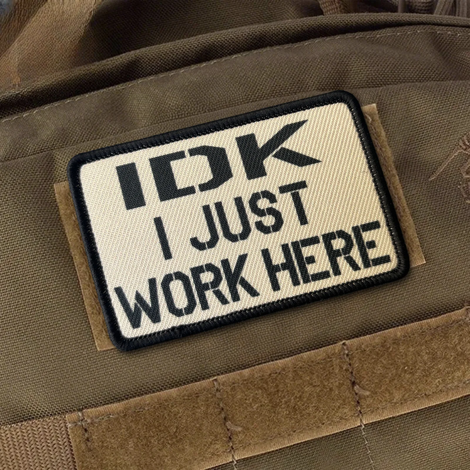 Parche táctico Idk I Just Work Here Tan Morale – insignia militar - imagen 3
