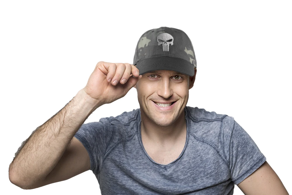 Un hombre con un sombrero de cráneo