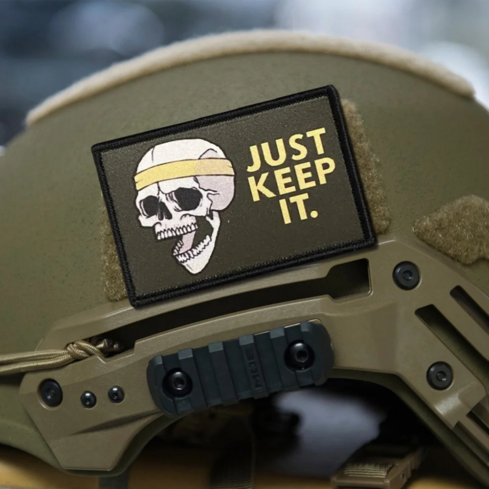 JUST KEEP IT-Parche táctico de calavera, parches de gancho y bucle, insignia de moral militar, brazalete del ejército, pegatinas para mochila