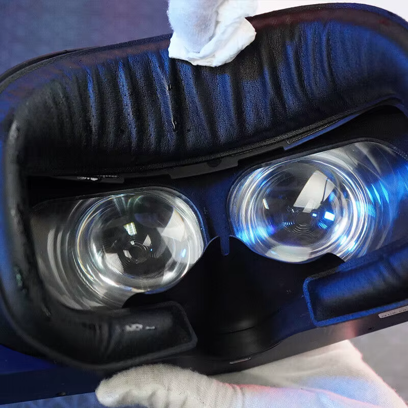 Detalle de la textura de piel proteica y el acolchado interior de la mascarilla facial VR