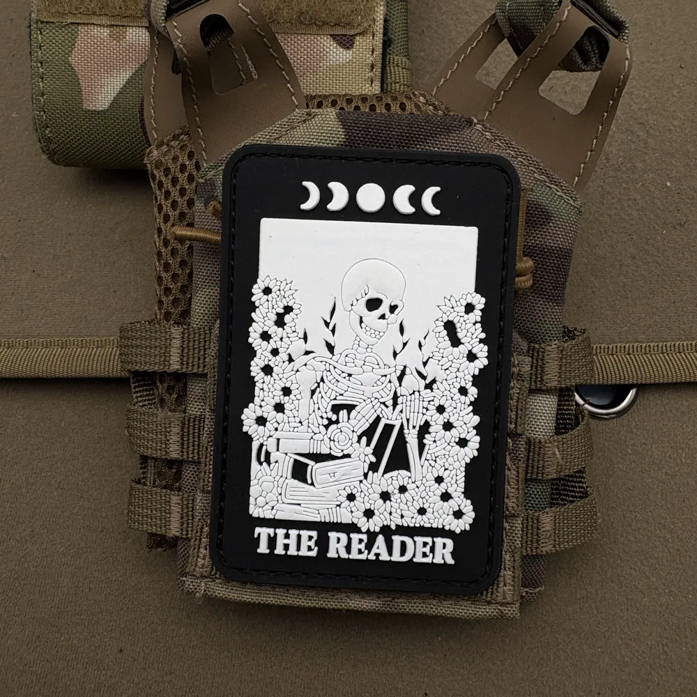 Esqueleto de lectura "THE LECTOR", insignia de moral de PVC, parche Airsoft, brazalete táctico, gancho militar y bucle, pegatina para mochila de ropa - imagen 2