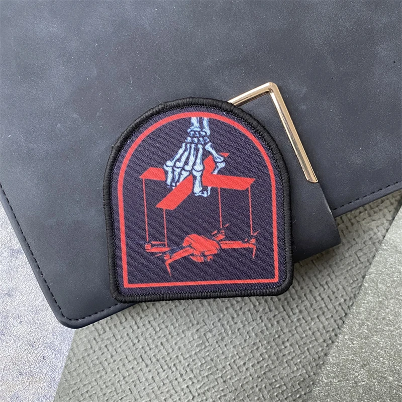 Esqueleto dedo sosteniendo Drone moral insignia parche brazalete táctico gancho militar y bucle ropa mochila pegatinas de impresión - imagen 3