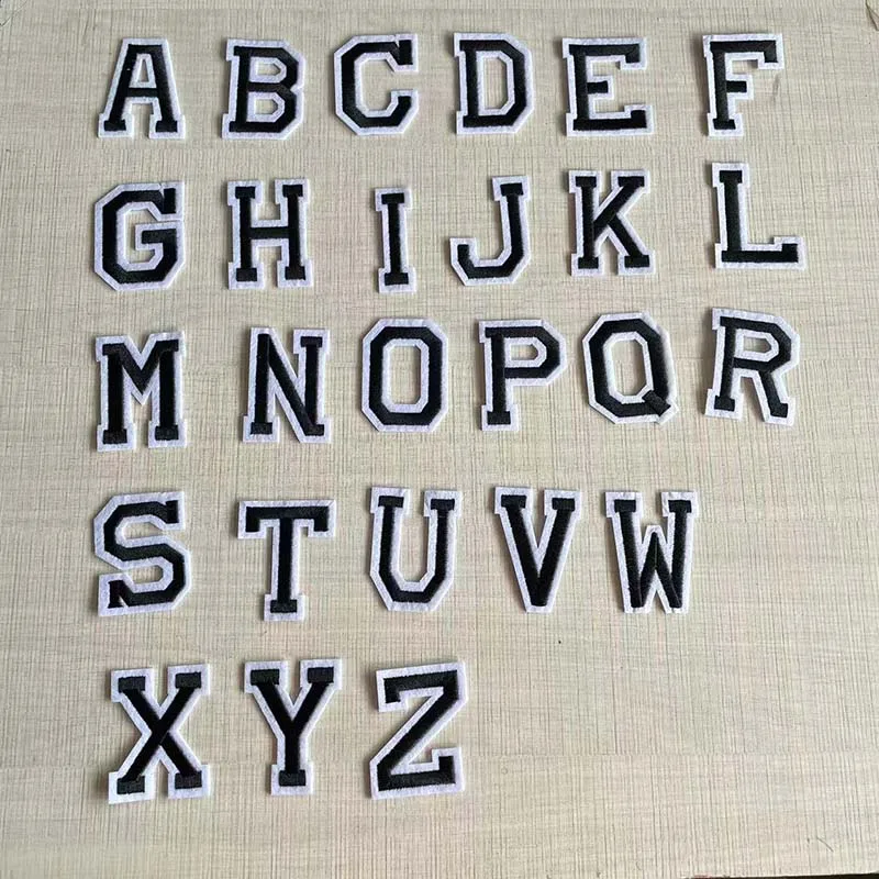 Parche bordado con letras alfabeto negro para planchar o coser