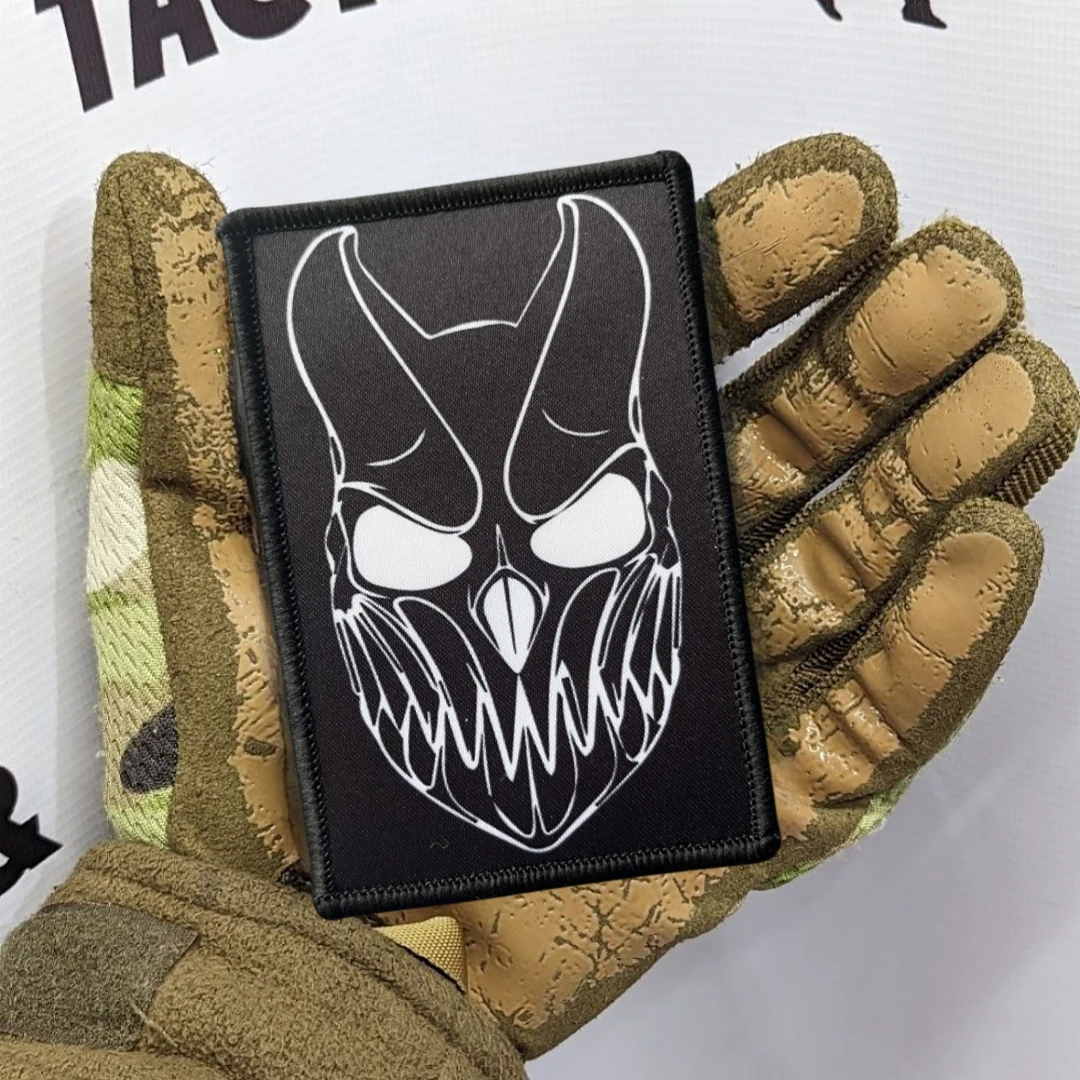 Máscara de diente de diablo, insignia de moral de Chevron, parche de gancho y bucle con estampado de esqueleto, brazalete del ejército militar, pegatina de embalaje trasero