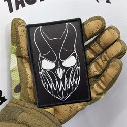 Máscara de diente de diablo, insignia de moral de Chevron, parche de gancho y bucle con estampado de esqueleto, brazalete del ejército militar, pegatina de embalaje trasero