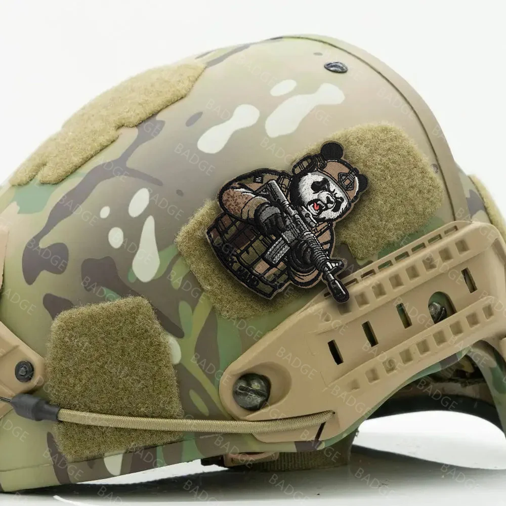 Panda enojado táctico con parches de pistola, parche de tigre CP, insignia con emblema de hombro bordado con gancho y bucle - imagen 2