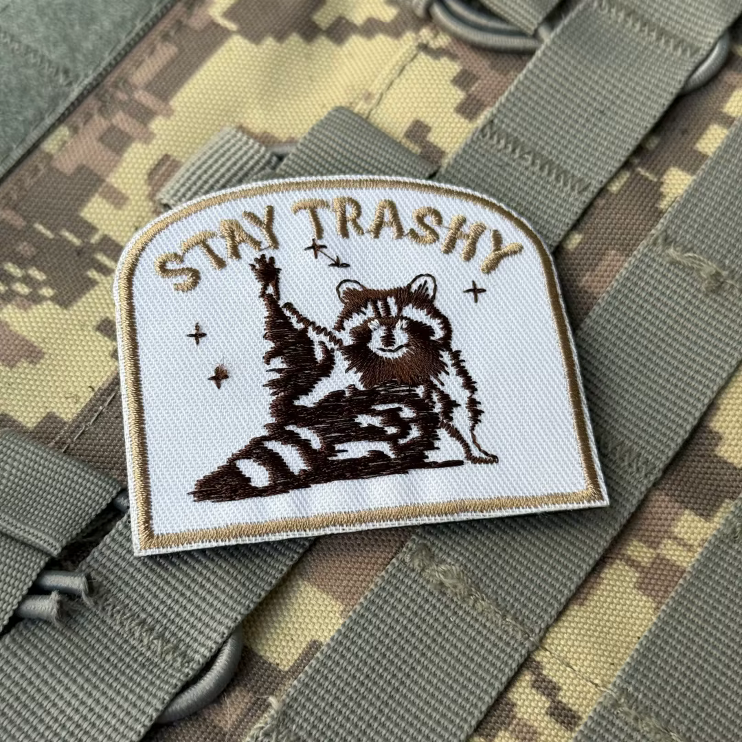 Morale Patch bordado mapache Stay Trashy – Velcro para equipamiento táctico - imagen 5