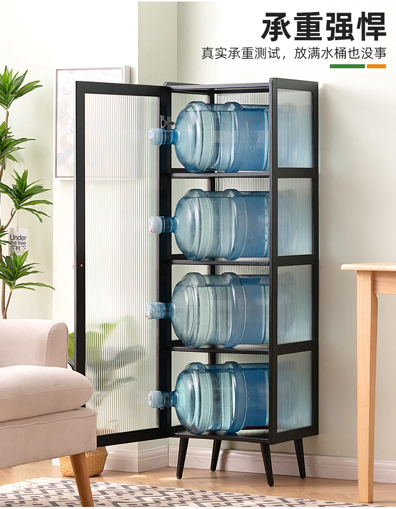 Un estante negro con cuatro jarras de agua azul