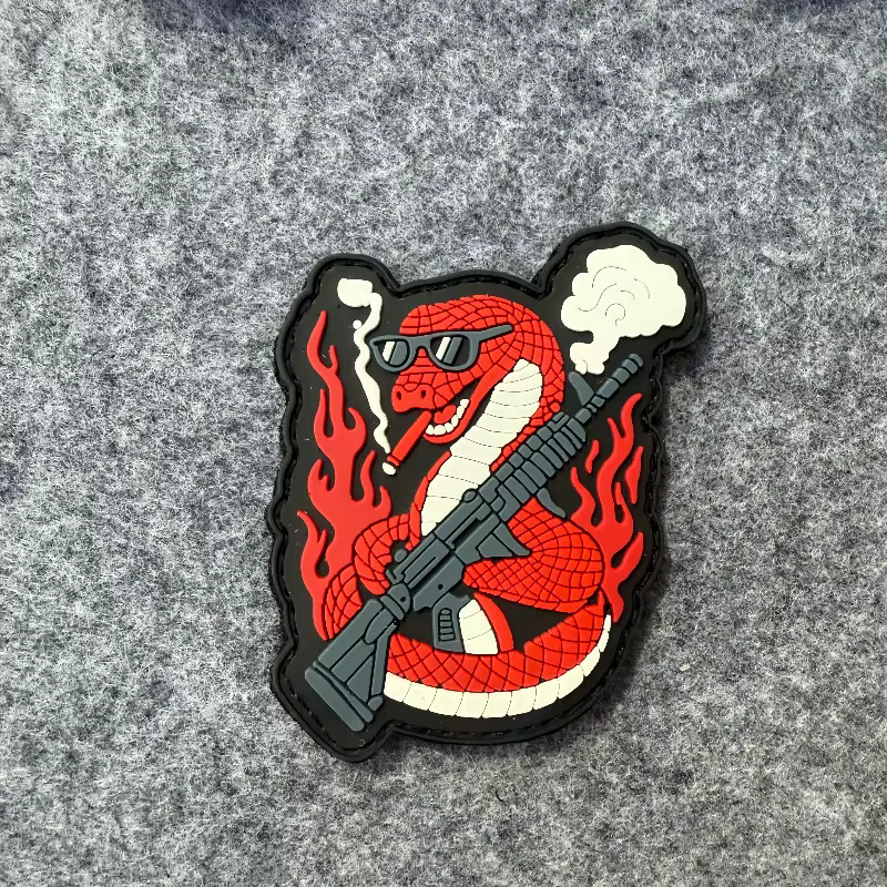 Parche táctico PVC cobra roja con serpiente, rifle y llamas - imagen 3