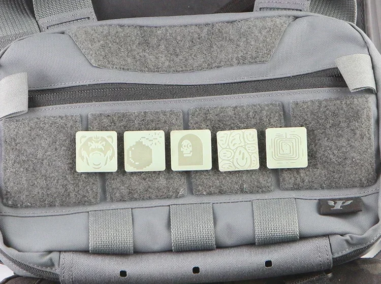 Brazalete cuadrado de Metal, insignia de moral cuadrada luminosa, invisibilidad discreta, pegatina táctica de mochila, gancho y bucle, 1 pulgada - imagen 4