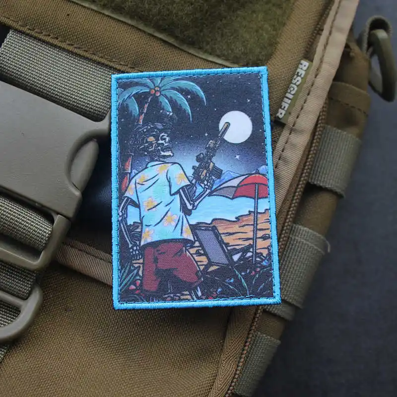 Parche táctico estampado de esqueletos de vacaciones para ropa, decoración de mochila, vista en la playa, playa y arena, insignia de Camping al aire libre - imagen 2