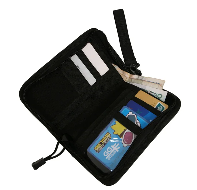 Interior de la cartera táctica con tarjetas y llaves organizadas