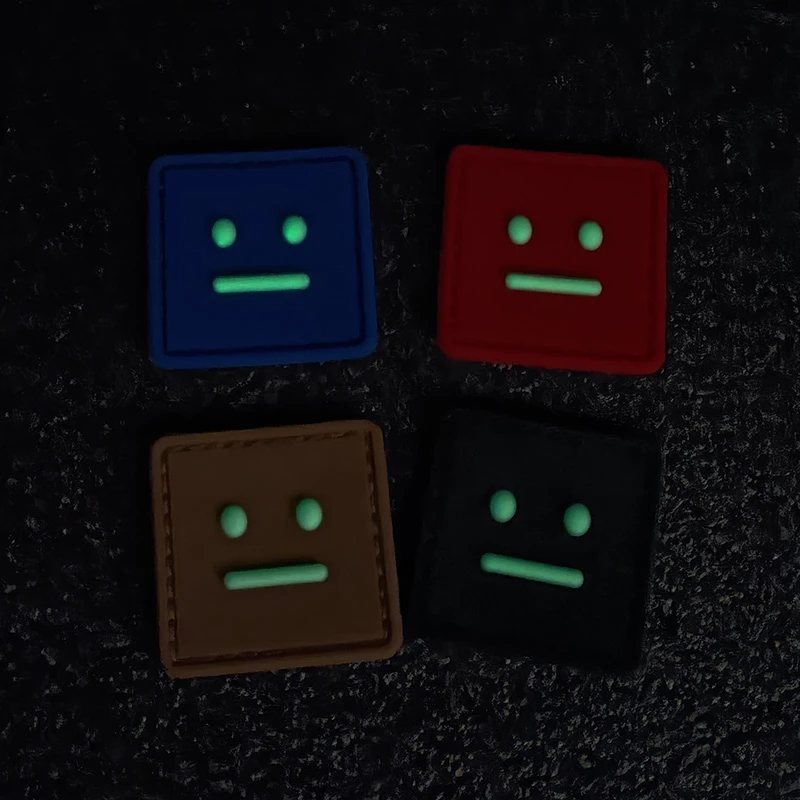 Lindo Robot 3D PVC luminoso parche de goma suave con gancho cuadrado expresión brazalete para decoración de bolsa de ropa DIY al aire libre - imagen 3