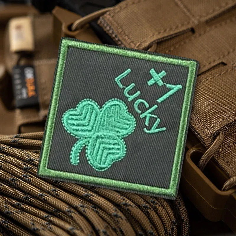 Parche táctico moral trébol suerte con velcro para casco mochila - imagen 4