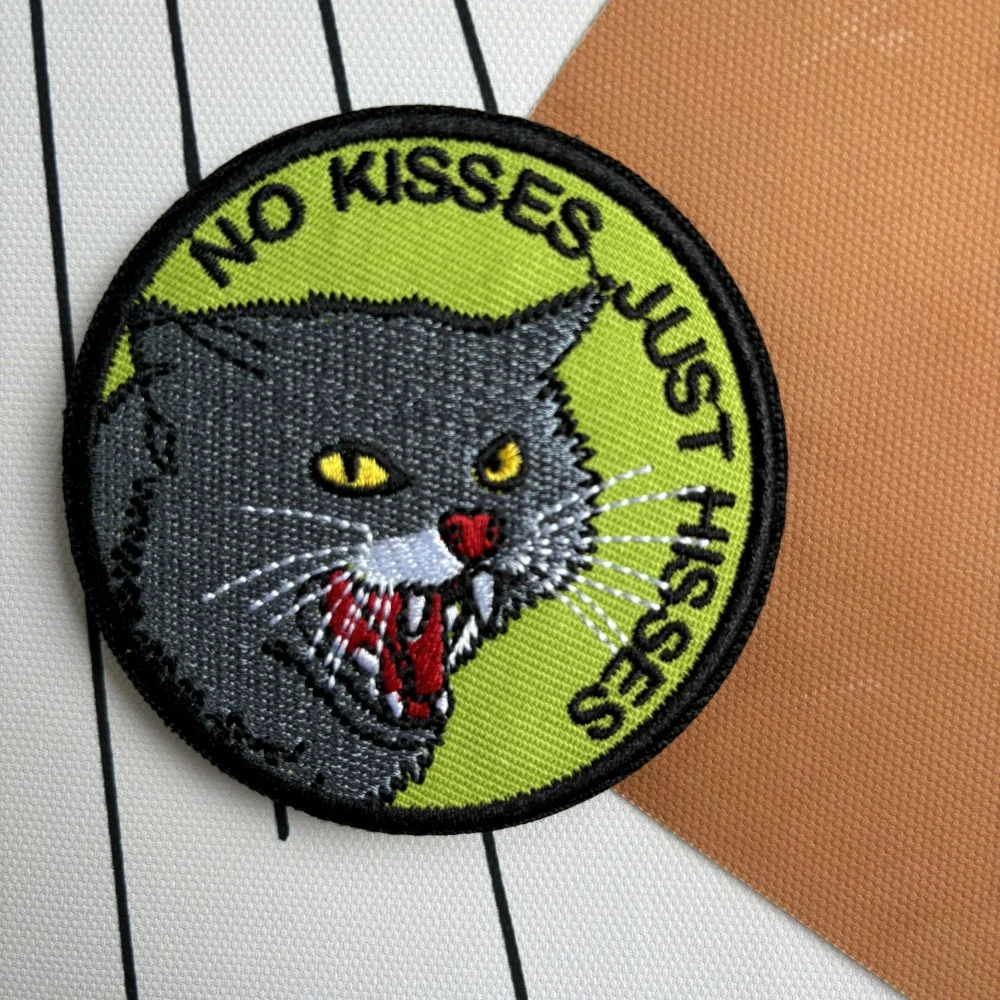 No Kisses Just Hisses Cats moral parche táctico divertido bordado, Parche de gancho y bucle, insignia de gato militar, brazalete, pegatinas de mochila - imagen 2