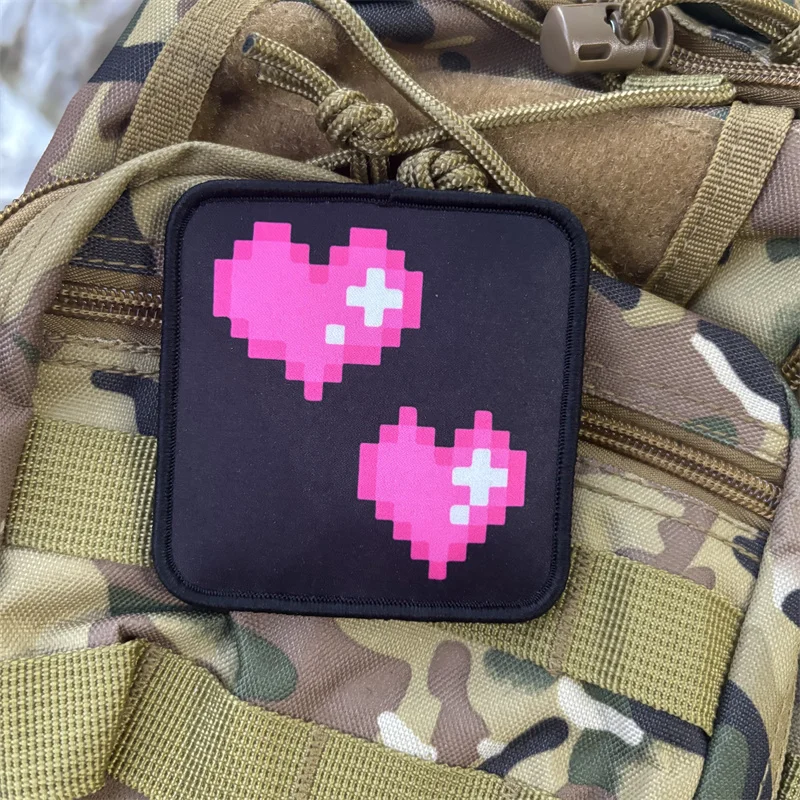 Parche con estampado de corazón de dibujos animados para ropa, insignia de moral táctica, parches con gancho, brazalete para mochila - imagen 4