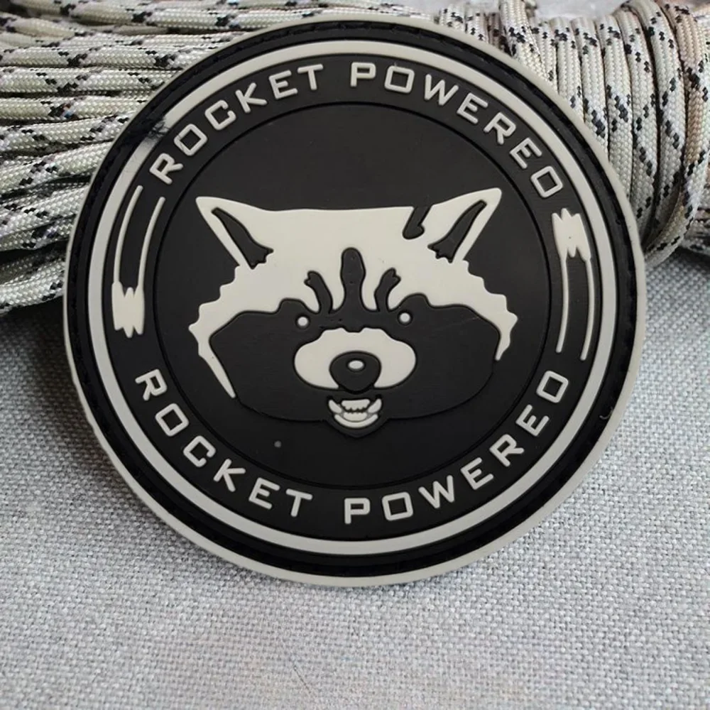 Insignia de moral alimentada por cohete de dibujos animados, parche de PVC, cabeza de mapache luminosa táctica, gancho militar y bucle, mochila, sombrero, accesorios, pegatina - imagen 4