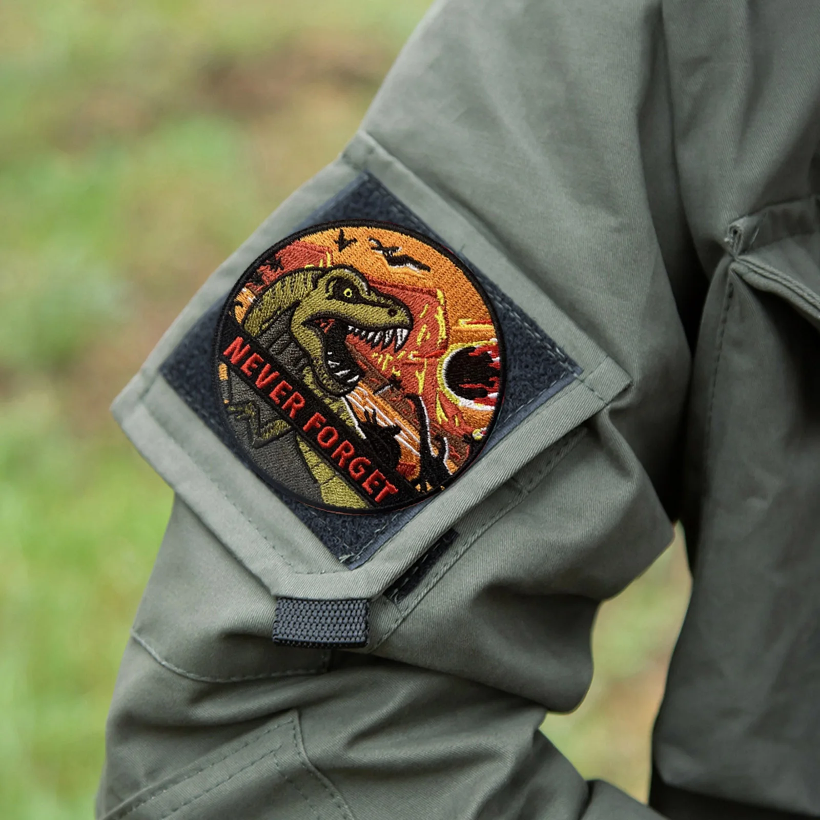 Parche táctico de dinosaurio nunca olvides, parche bordado con gancho y bucle, brazalete, insignia de moral del ejército militar, pegatinas para mochila