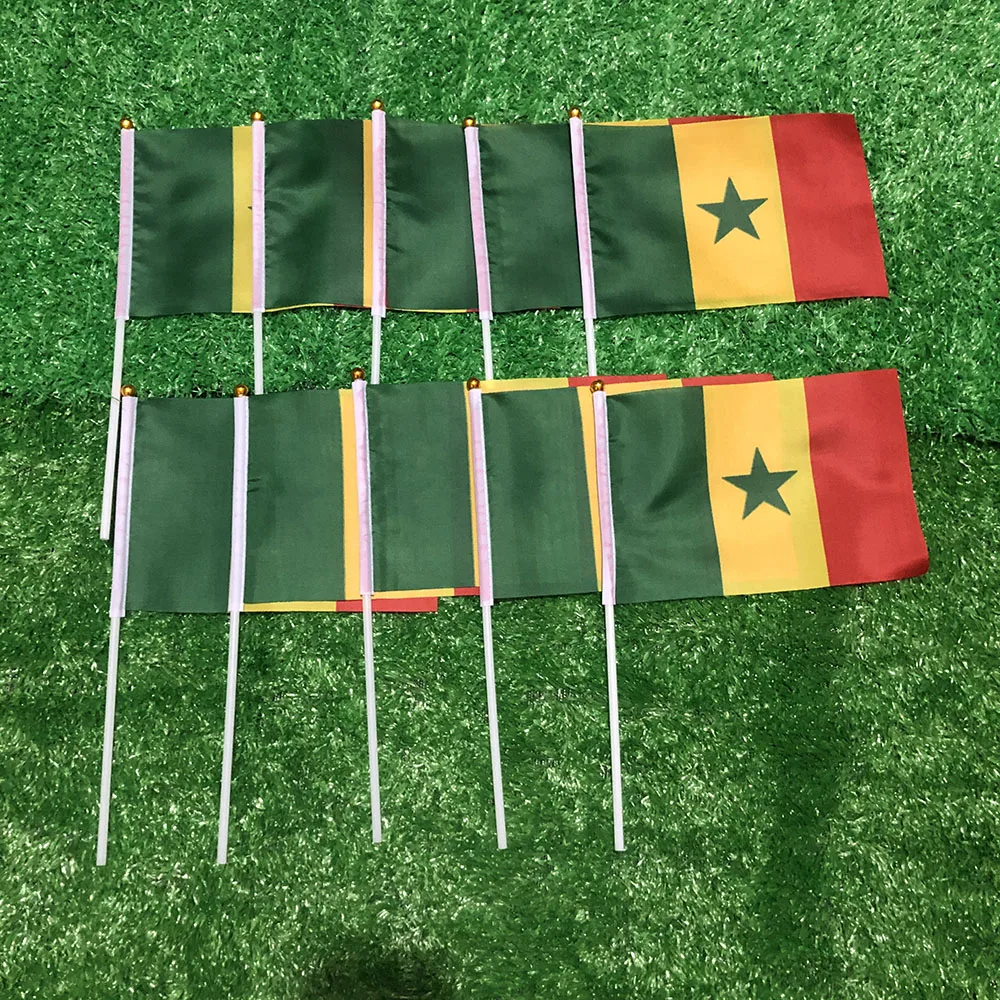 SKY FLAG Bandera de mano del Senegal 14x21cm 100 Uds poliéster penetración de doble cara Bandera ondulada de la mano del Senegal con poste de plástico - imagen 2