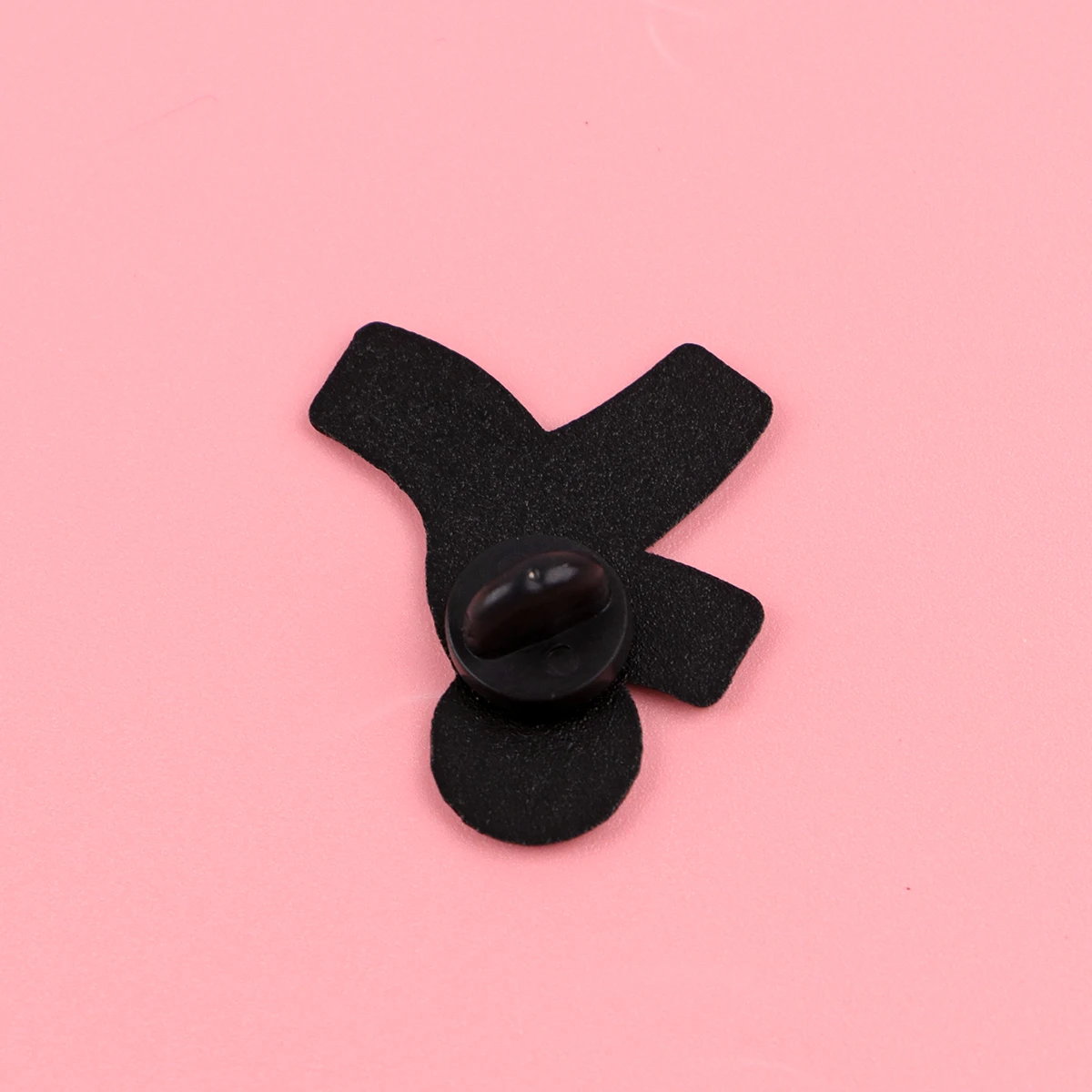 Pin esmaltado figura hombre amarillo – Broche metálico para chaqueta - imagen 4