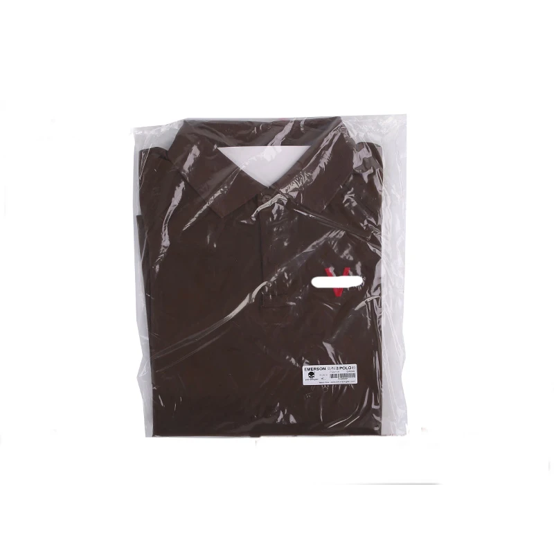 Una camisa marrón en una bolsa de plástico