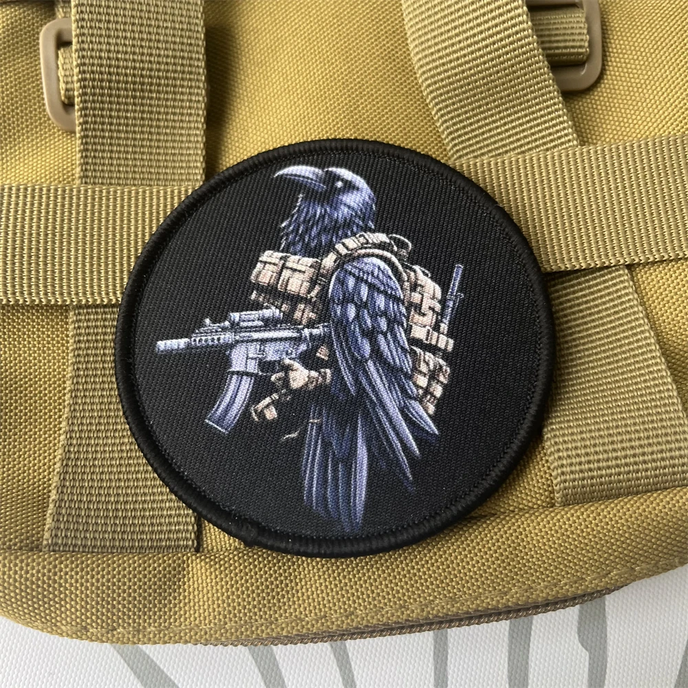Parches de insignia de moral de pistola de sujeción de cuervo, mochila táctica, brazalete militar, pegatina de gancho y bucle impresa - imagen 5