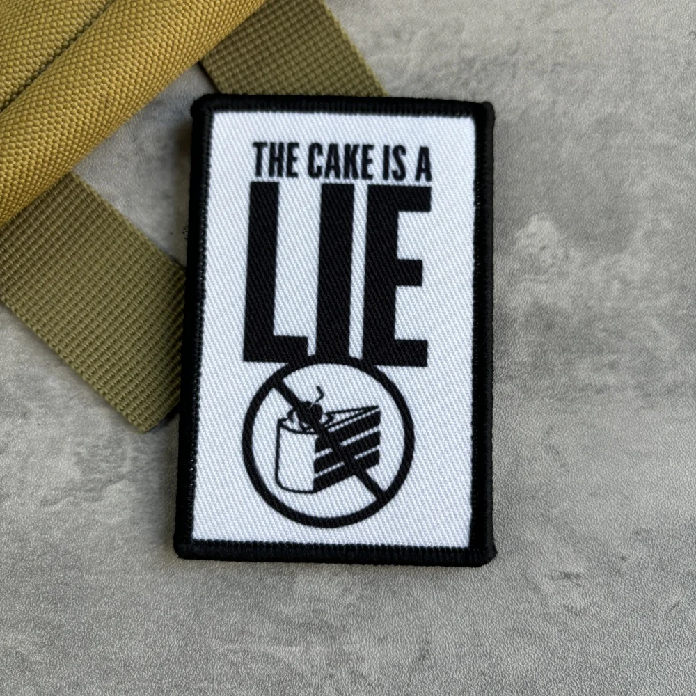Portal The Cake Is A Lie Morale Tactische Patch Gedrukt Klittenbandembleem Chevron Militaire Badge Armband Kleding Rugzak Stickers - imagen 4