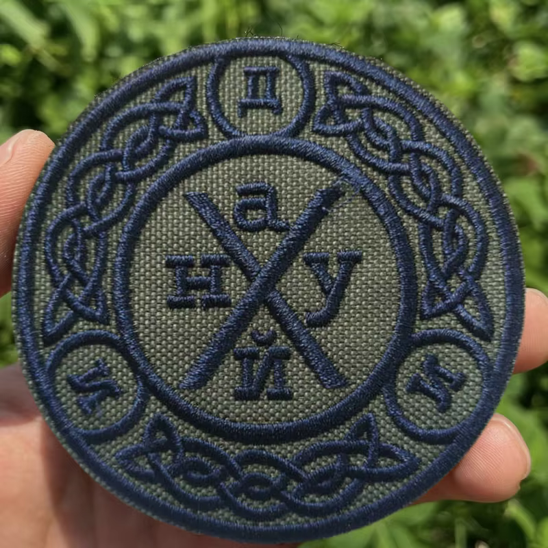 Parche táctico bordado amuleto Chevron con velcro para mochila y ropa - imagen 2